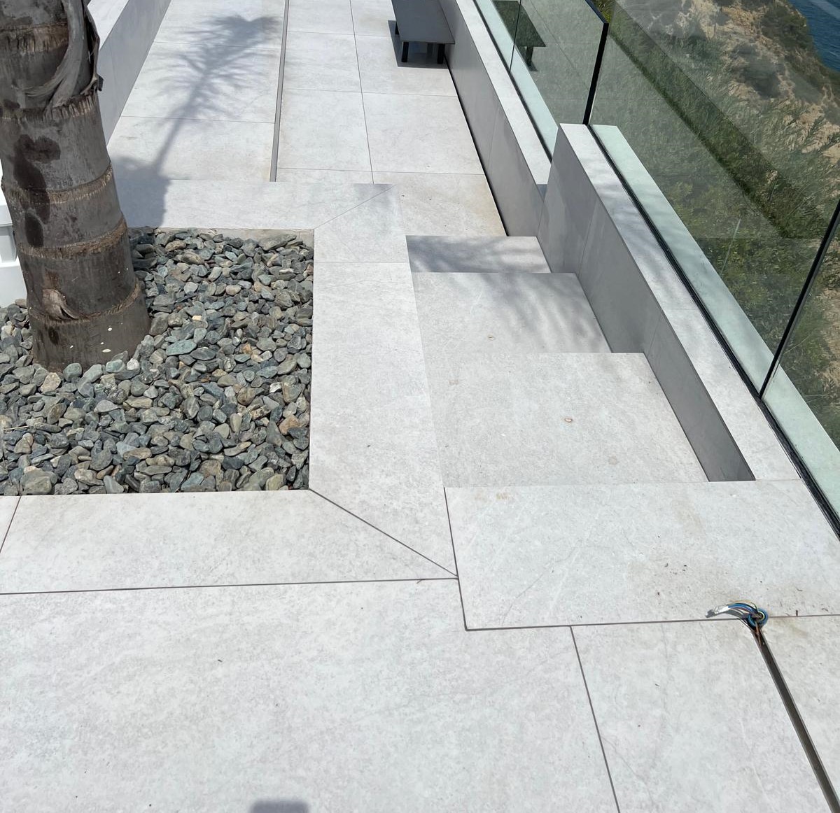 Reforma de terraza con vistas al mar en Jávea. Pavimento antideslizante y barandilla moderna