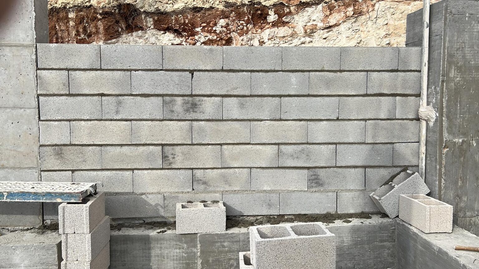 Dormitorio principal reformado con armarios empotrados y luz indirecta, Jávea