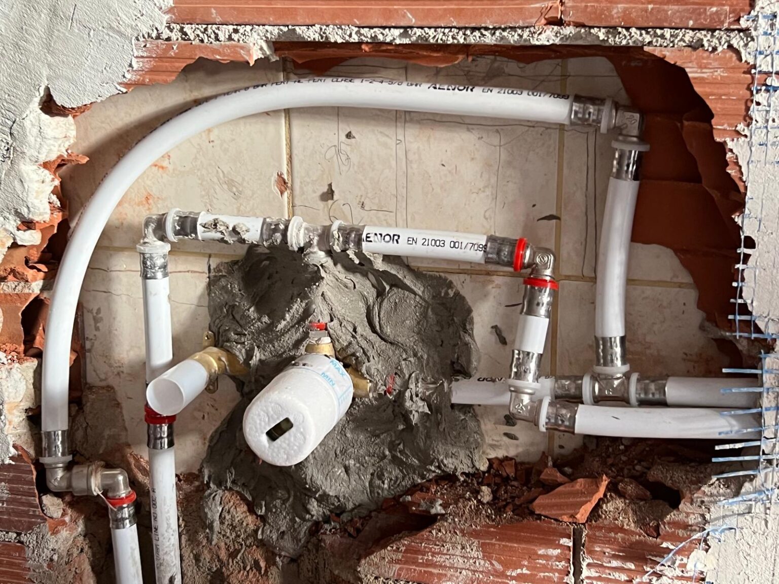 Reforma de baño para cambiar bañera por plato de ducha de resina antideslizante